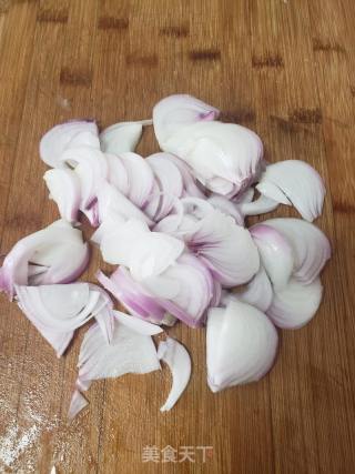 洋葱炒红薯饸饹面的做法步骤：2