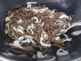 洋葱炒红薯饸饹面的做法步骤：3