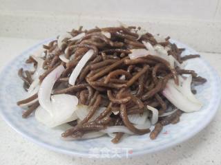 洋葱炒红薯饸饹面的做法步骤：4