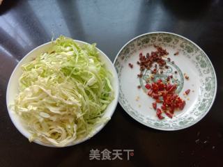 炝炒包菜的做法步骤：1