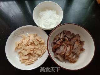腐竹粉丝拌卤牛肉的做法步骤：1