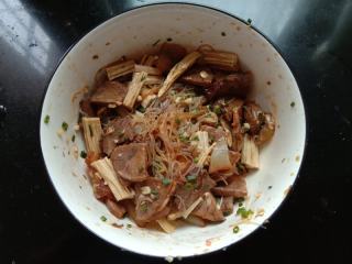 腐竹粉丝拌卤牛肉的做法步骤：9