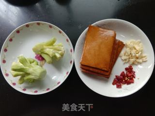 西蓝花梗炒香干的做法步骤：1