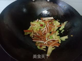 西蓝花梗炒香干的做法步骤：6