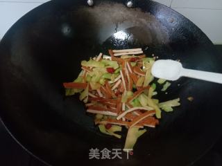 西蓝花梗炒香干的做法步骤：7