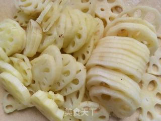 红油蒜泥拌莲菜的做法步骤：1