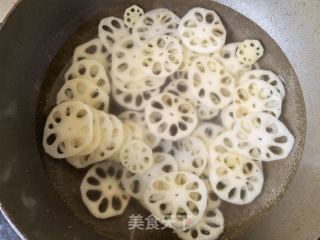 红油蒜泥拌莲菜的做法步骤：2
