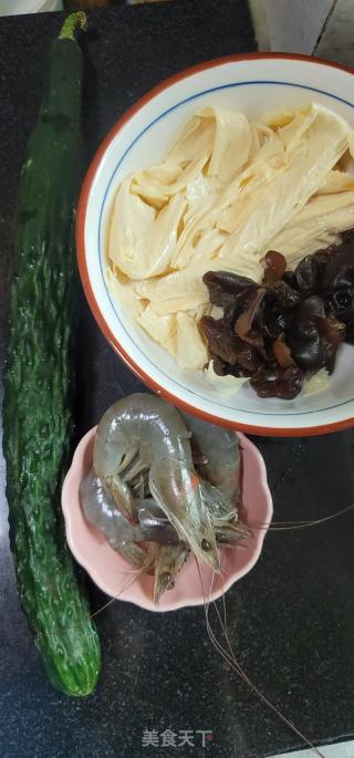 青瓜虾仁拌木耳腐竹的做法步骤：1