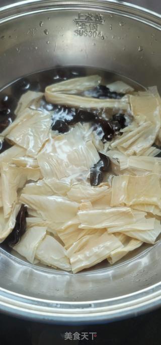 青瓜虾仁拌木耳腐竹的做法步骤：5
