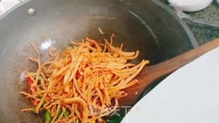 虫草花炒肉丝的做法步骤：7