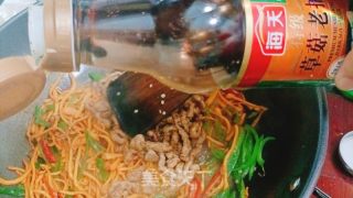 虫草花炒肉丝的做法步骤：9