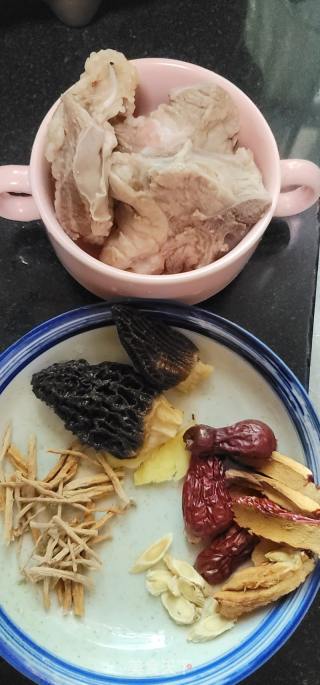 羊肚菌排骨汤的做法步骤：1