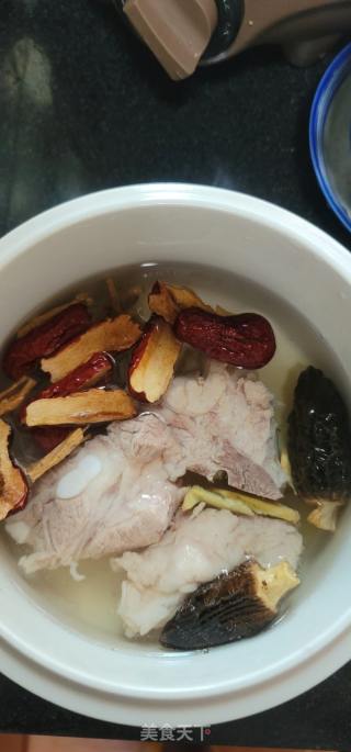羊肚菌排骨汤的做法步骤：2