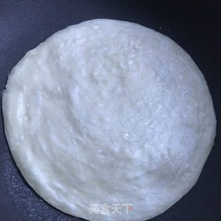 鸡蛋饼手抓饼的做法步骤：1