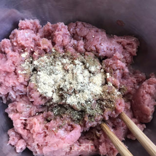 胡萝卜牛肉蒸饺的做法步骤：1