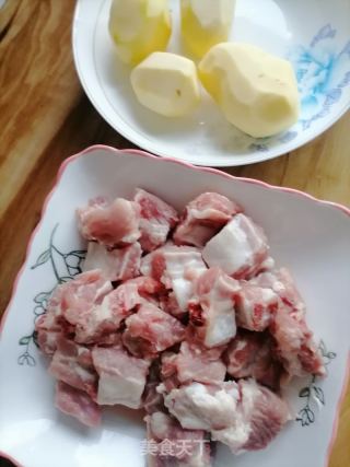 土豆烧排骨的做法步骤：1