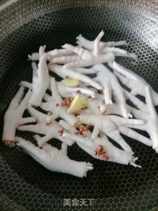 柠檬鸡爪的做法步骤：1