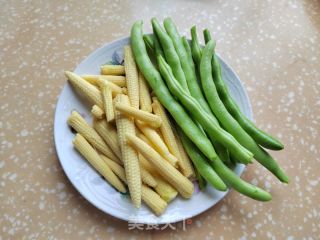 玉米笋梅豆炒肉丝的做法步骤：1