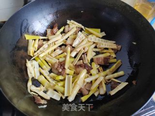 小竹笋炒回锅肉的做法步骤：7