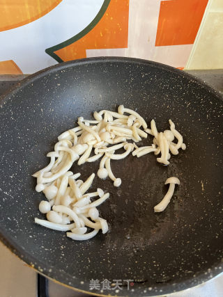 白玉菇炒鸡蛋的做法步骤：4