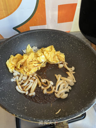 白玉菇炒鸡蛋的做法步骤：5