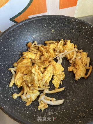 白玉菇炒鸡蛋的做法步骤：6
