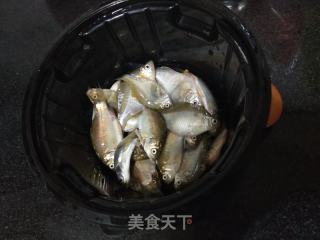 炸小鱼的做法步骤：1