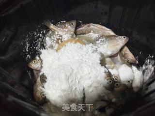 炸小鱼的做法步骤：2