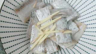 糖醋带鱼的做法步骤：2