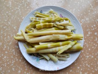 小竹笋炒肉的做法步骤：2