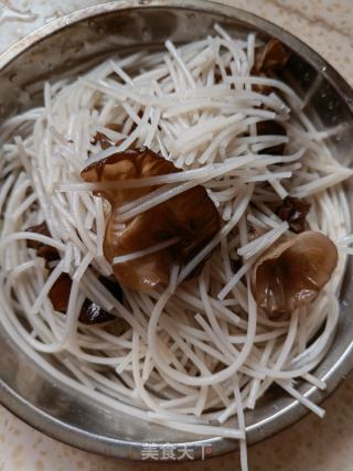 酸菜苕粉乱炖的做法步骤：1