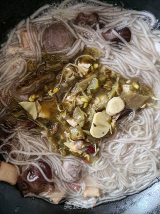 酸菜苕粉乱炖的做法步骤：3