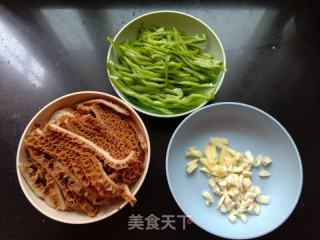 青椒炒蜂窝牛肚的做法步骤：1