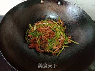 青椒炒蜂窝牛肚的做法步骤：8
