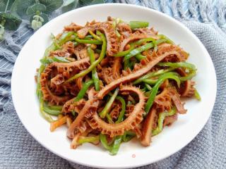青椒炒蜂窝牛肚的做法步骤：9