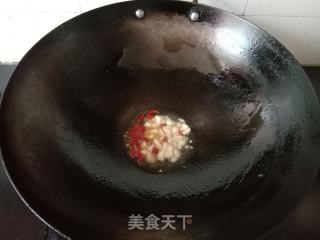 洋葱炒香肠的做法步骤：2