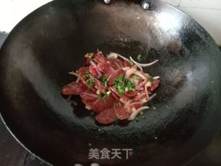 洋葱炒香肠的做法步骤：7