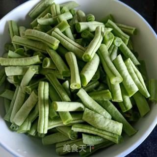 豆角炒肉的做法步骤：1