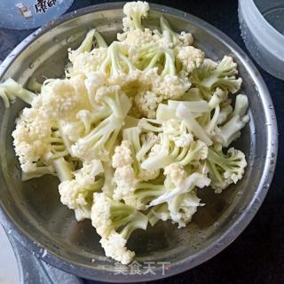 花菜炒香干肉丝的做法步骤：1