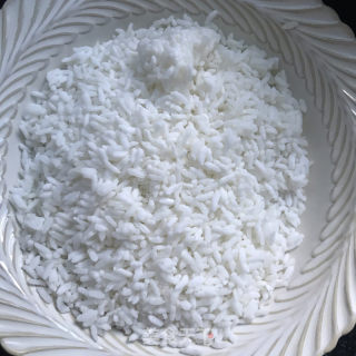 青椒虾仁炒饭的做法步骤：2