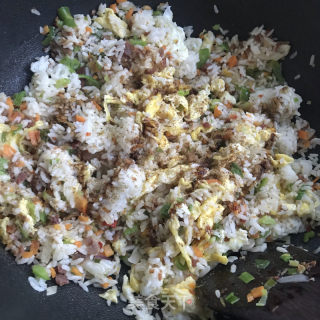 青椒虾仁炒饭的做法步骤：11
