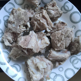 家常焖烧排骨的做法步骤：1