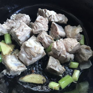 家常焖烧排骨的做法步骤：3