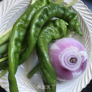 辣皮子青椒炒腊肉的做法步骤：1