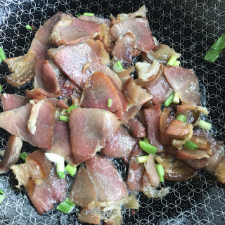 辣皮子青椒炒腊肉的做法步骤：4