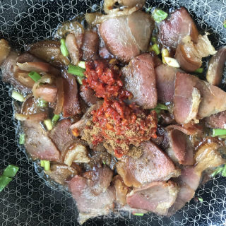 辣皮子青椒炒腊肉的做法步骤：5