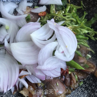 辣皮子青椒炒腊肉的做法步骤：6