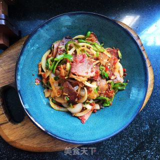 辣皮子青椒炒腊肉的做法步骤：9