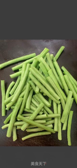 豆角炒腊肠的做法步骤：1