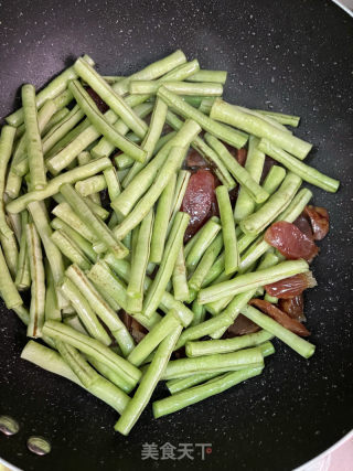 豆角炒腊肠的做法步骤：4